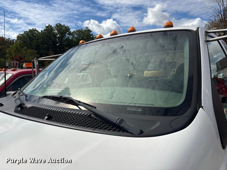 image for item ET8682 2006 Ford F-650 truck cab and chassis