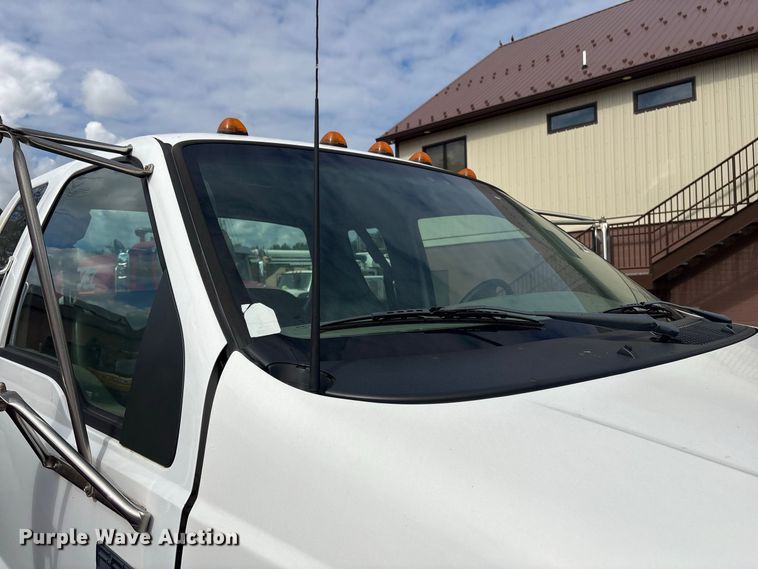 image for item ET8682 2006 Ford F-650 truck cab and chassis