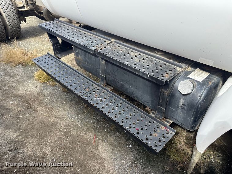 image for item ET8682 2006 Ford F-650 truck cab and chassis