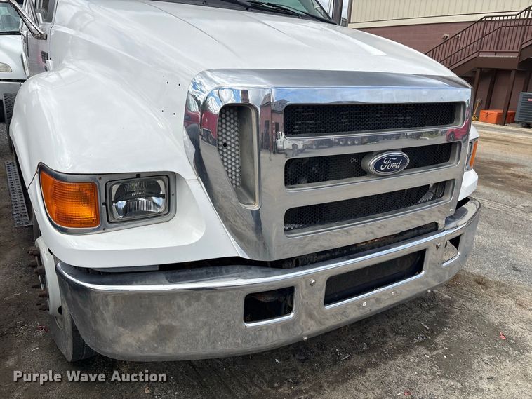 image for item ET8682 2006 Ford F-650 truck cab and chassis