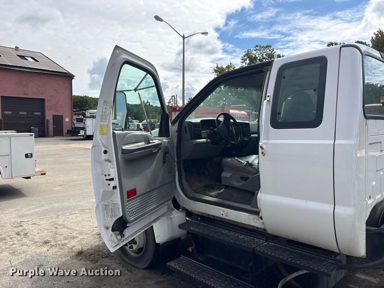 image for item ET8682 2006 Ford F-650 truck cab and chassis