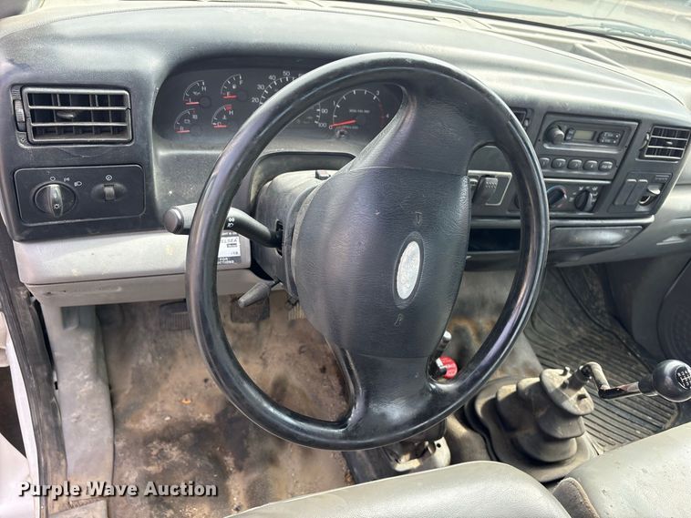 image for item ET8682 2006 Ford F-650 truck cab and chassis