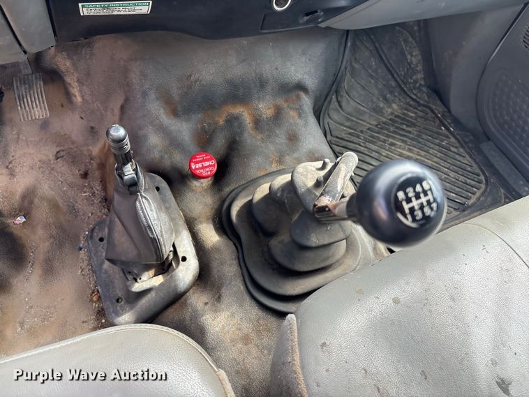 image for item ET8682 2006 Ford F-650 truck cab and chassis