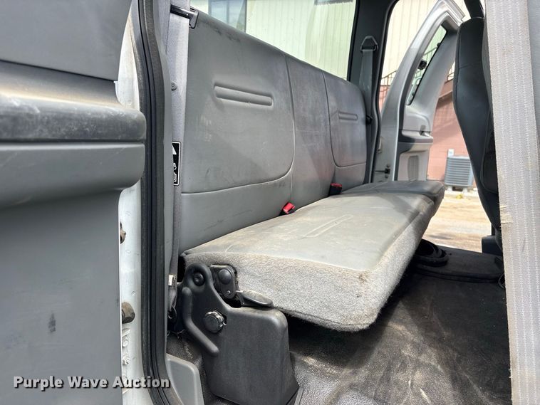 image for item ET8682 2006 Ford F-650 truck cab and chassis