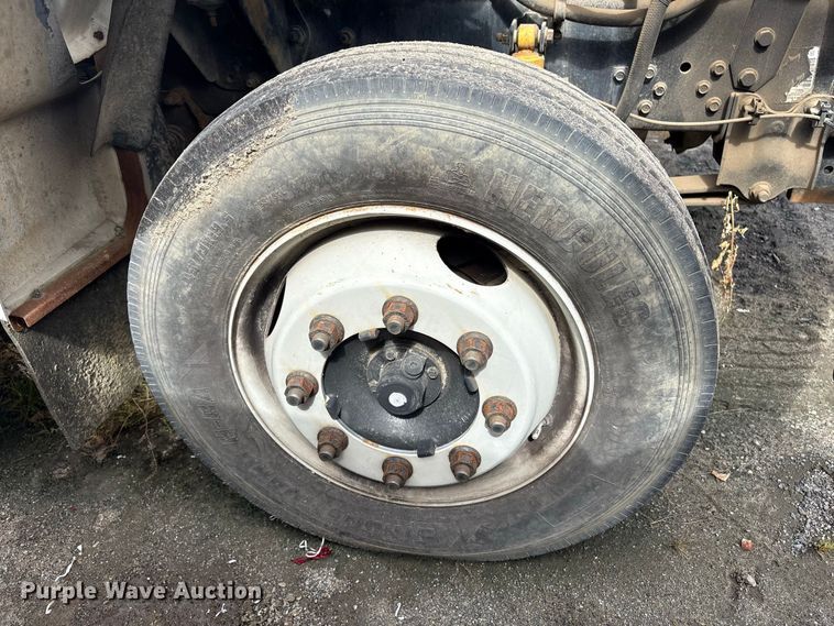 image for item ET8682 2006 Ford F-650 truck cab and chassis