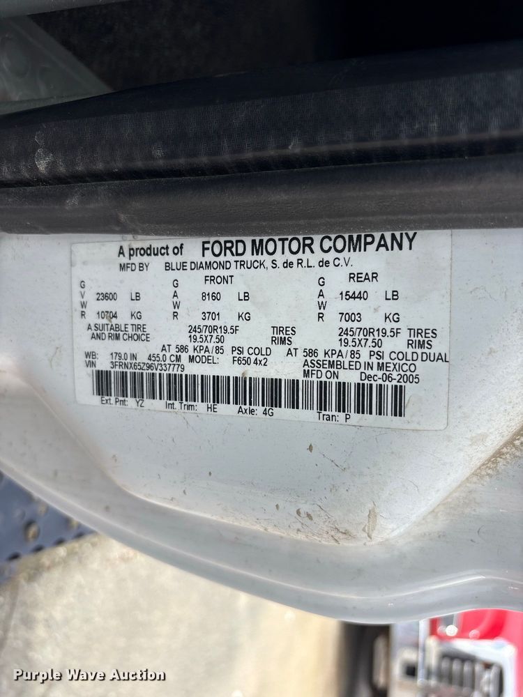 image for item ET8682 2006 Ford F-650 truck cab and chassis