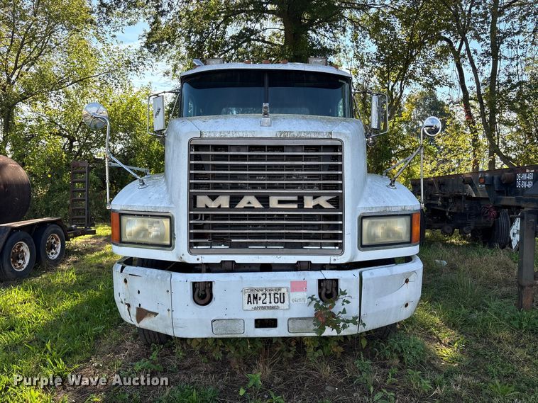 image for item ET8687 1994 Mack CH613 semi truck