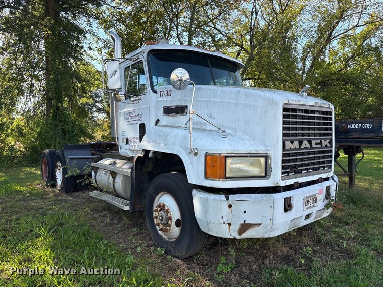 image for item ET8687 1994 Mack CH613 semi truck