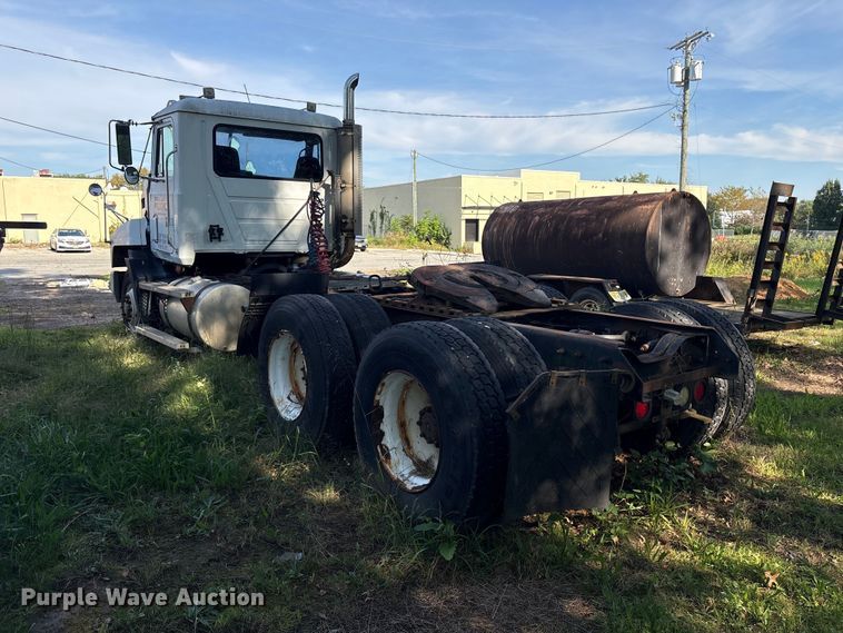 image for item ET8687 1994 Mack CH613 semi truck