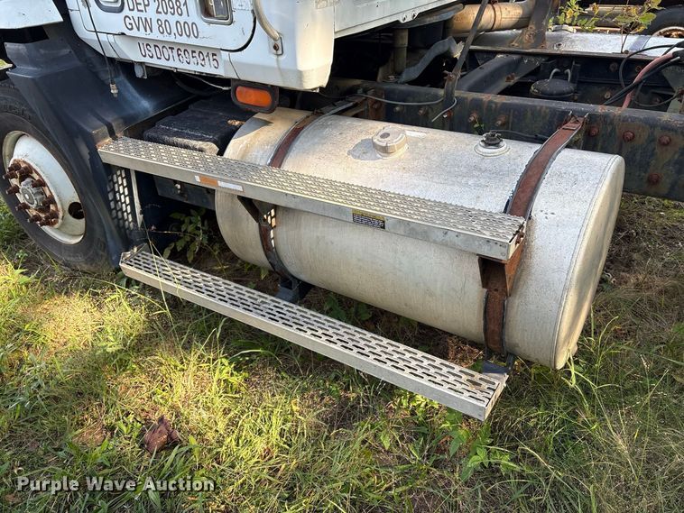 image for item ET8687 1994 Mack CH613 semi truck