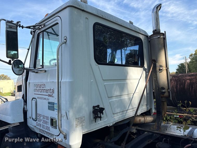 image for item ET8687 1994 Mack CH613 semi truck