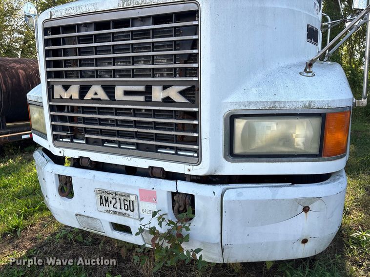 image for item ET8687 1994 Mack CH613 semi truck