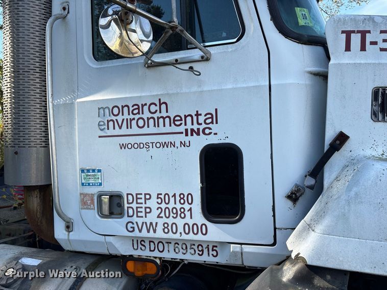 image for item ET8687 1994 Mack CH613 semi truck