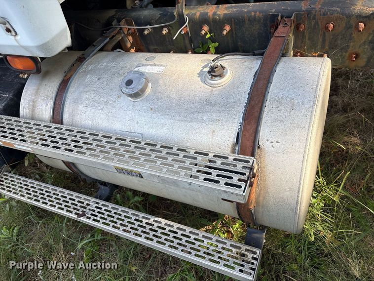 image for item ET8687 1994 Mack CH613 semi truck