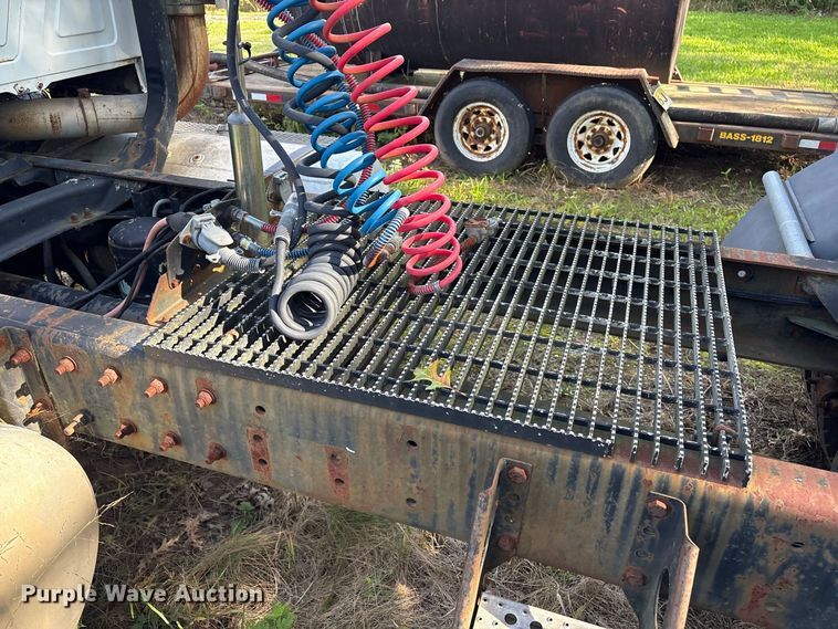 image for item ET8687 1994 Mack CH613 semi truck