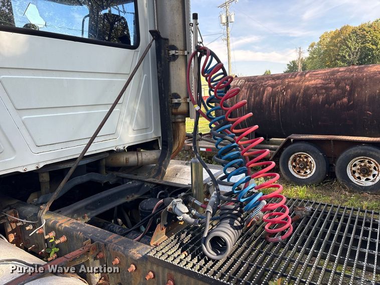 image for item ET8687 1994 Mack CH613 semi truck