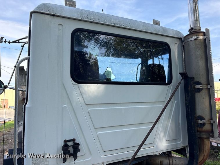 image for item ET8687 1994 Mack CH613 semi truck