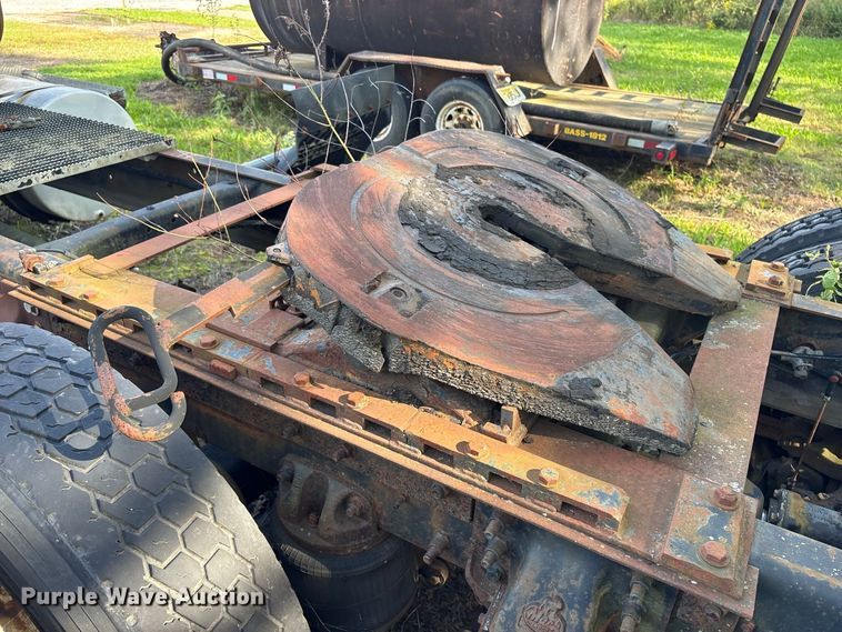 image for item ET8687 1994 Mack CH613 semi truck