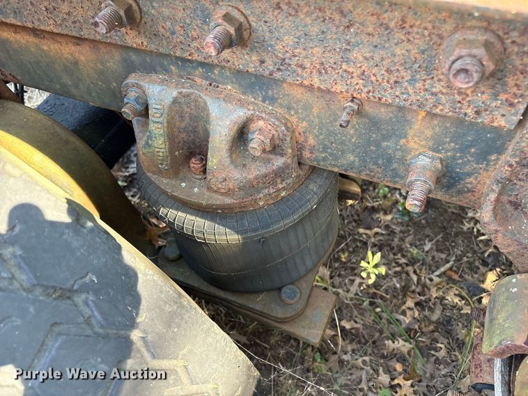 image for item ET8687 1994 Mack CH613 semi truck