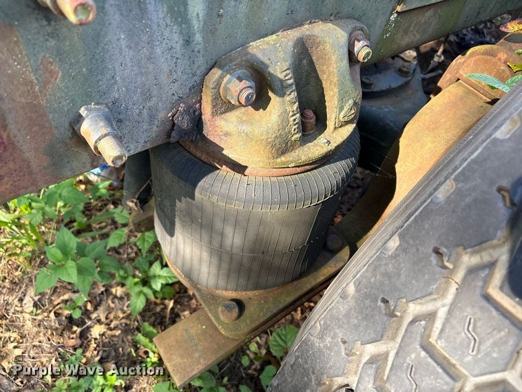 image for item ET8687 1994 Mack CH613 semi truck