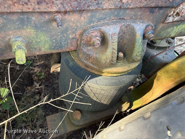 image for item ET8687 1994 Mack CH613 semi truck