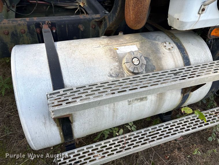 image for item ET8687 1994 Mack CH613 semi truck