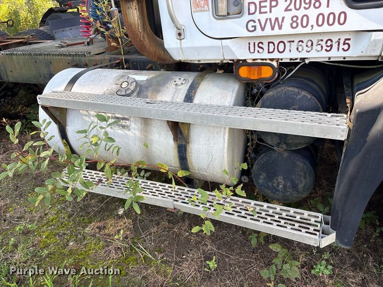 image for item ET8687 1994 Mack CH613 semi truck