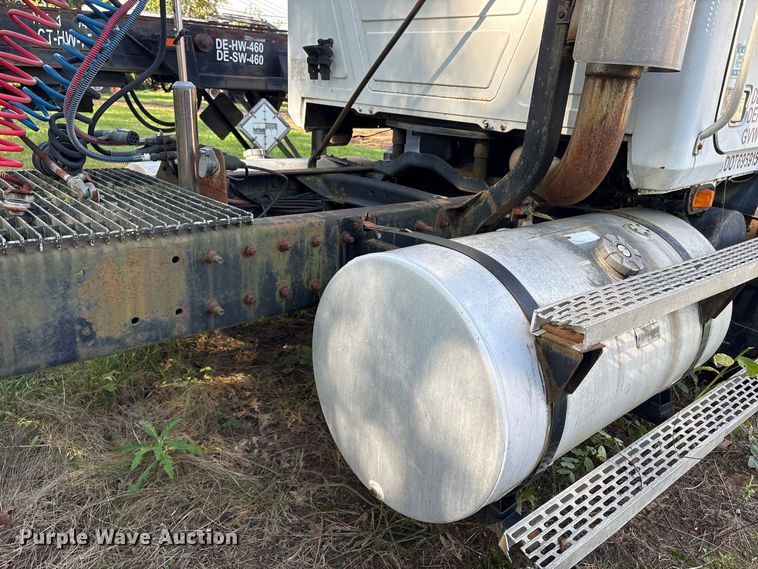 image for item ET8687 1994 Mack CH613 semi truck