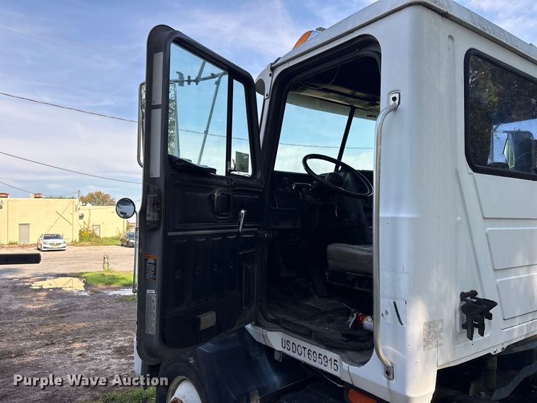image for item ET8687 1994 Mack CH613 semi truck
