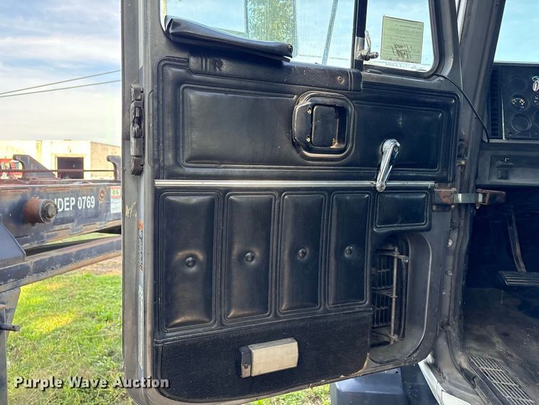 image for item ET8687 1994 Mack CH613 semi truck