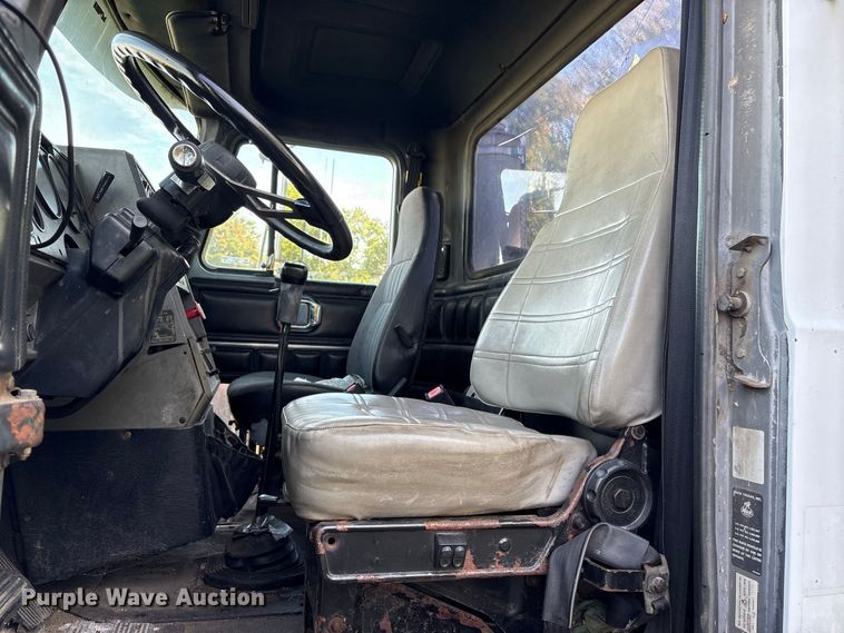 image for item ET8687 1994 Mack CH613 semi truck