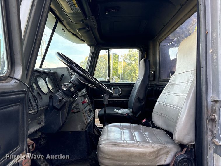 image for item ET8687 1994 Mack CH613 semi truck