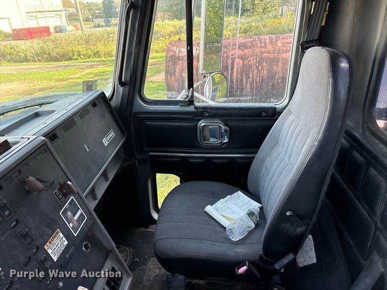 image for item ET8687 1994 Mack CH613 semi truck