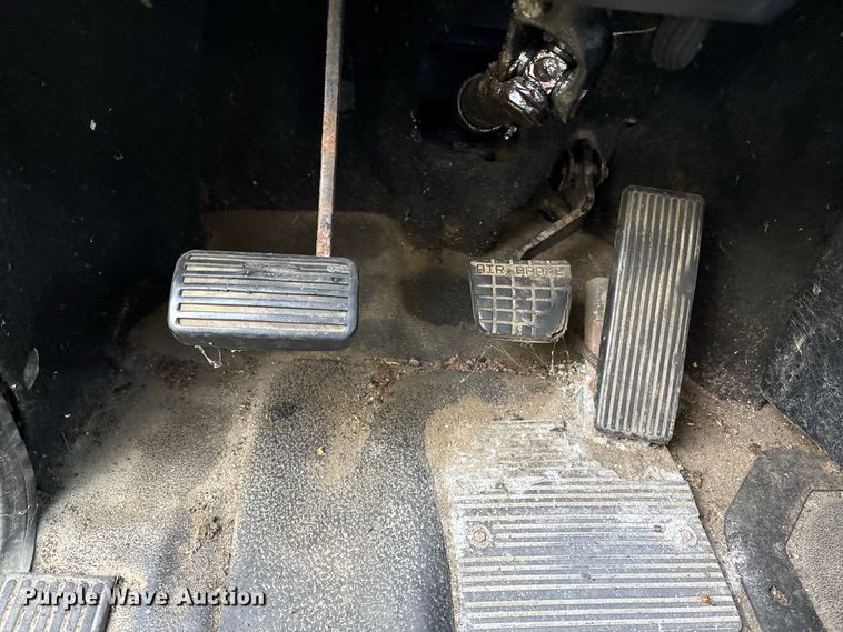 image for item ET8687 1994 Mack CH613 semi truck