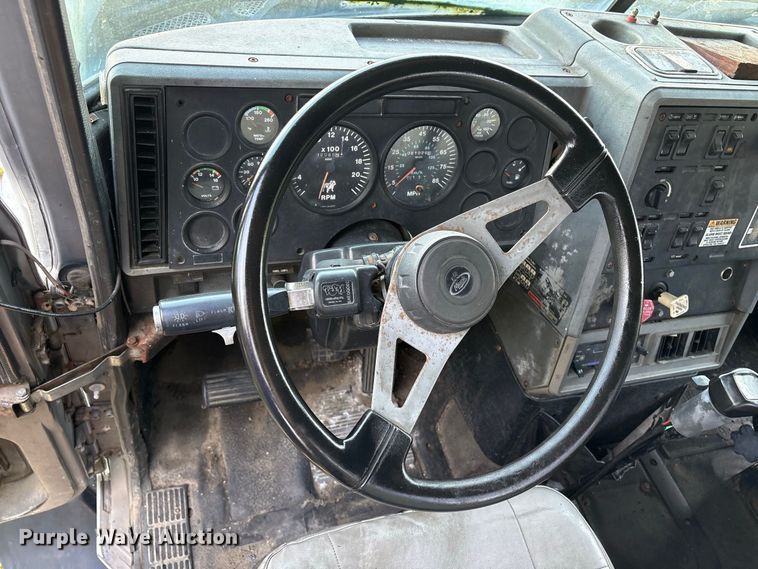 image for item ET8687 1994 Mack CH613 semi truck