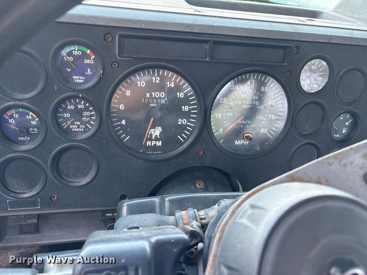 image for item ET8687 1994 Mack CH613 semi truck