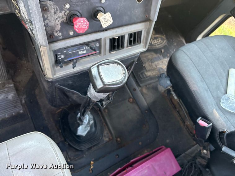 image for item ET8687 1994 Mack CH613 semi truck