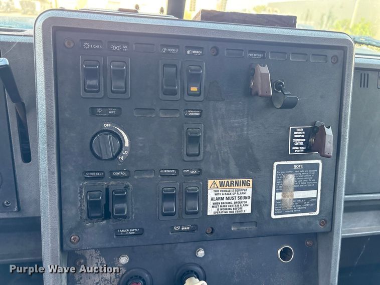image for item ET8687 1994 Mack CH613 semi truck