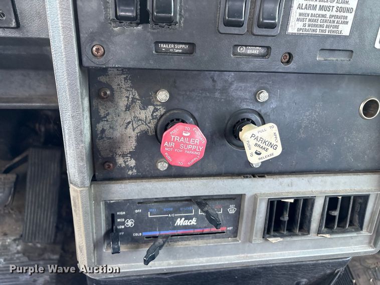 image for item ET8687 1994 Mack CH613 semi truck