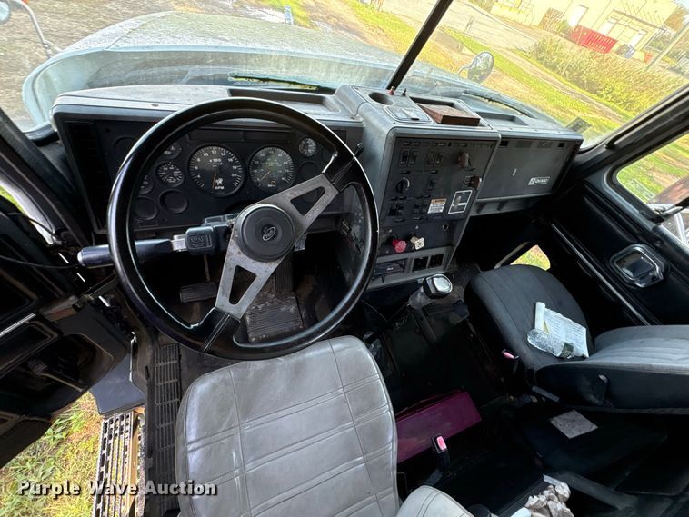 image for item ET8687 1994 Mack CH613 semi truck