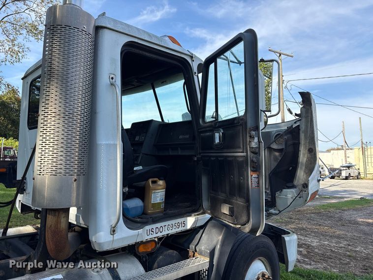 image for item ET8687 1994 Mack CH613 semi truck