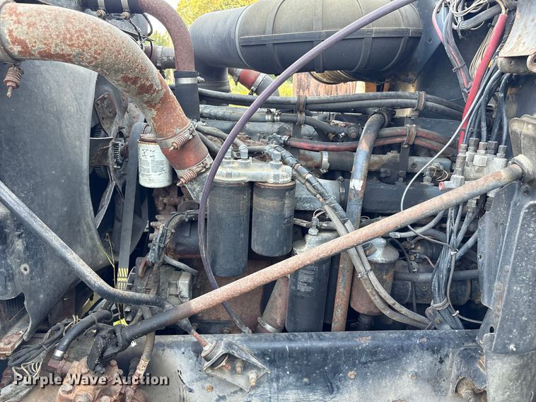 image for item ET8687 1994 Mack CH613 semi truck