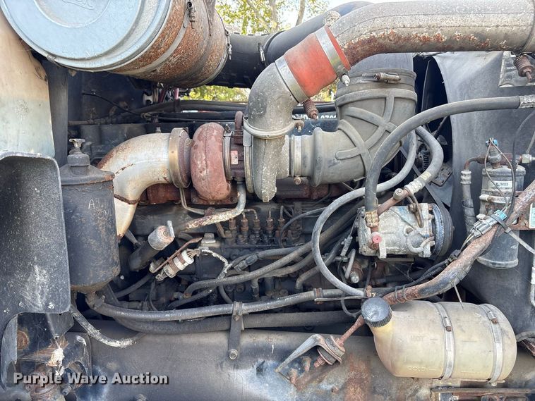 image for item ET8687 1994 Mack CH613 semi truck