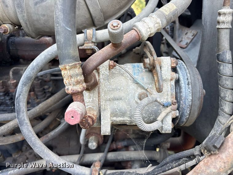 image for item ET8687 1994 Mack CH613 semi truck