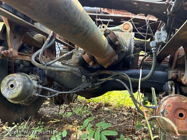 image for item ET8687 1994 Mack CH613 semi truck