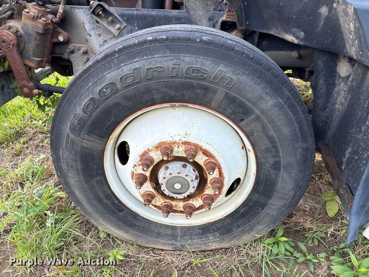 image for item ET8687 1994 Mack CH613 semi truck