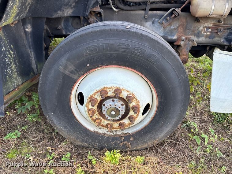 image for item ET8687 1994 Mack CH613 semi truck