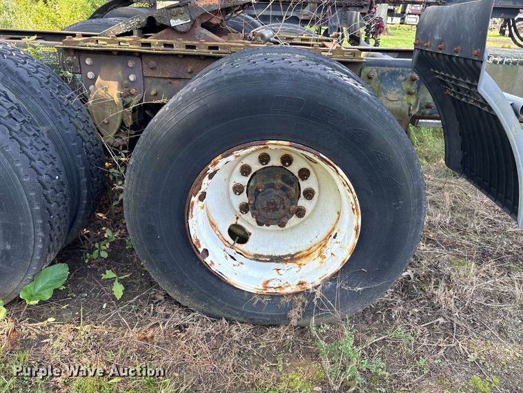 image for item ET8687 1994 Mack CH613 semi truck