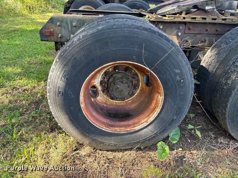 image for item ET8687 1994 Mack CH613 semi truck