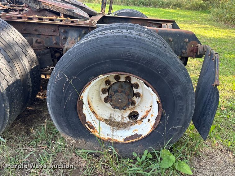 image for item ET8687 1994 Mack CH613 semi truck